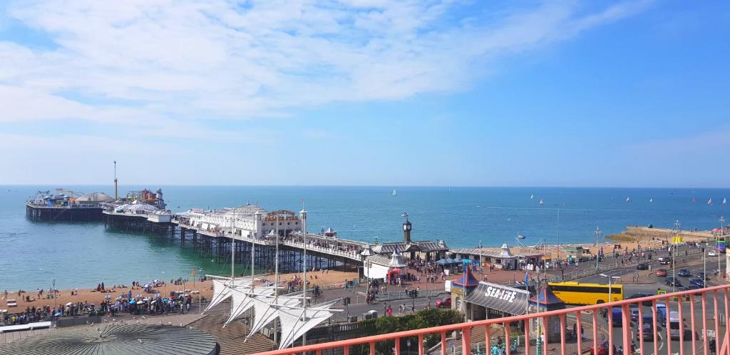 Pier Court Apartments Brighton room 1