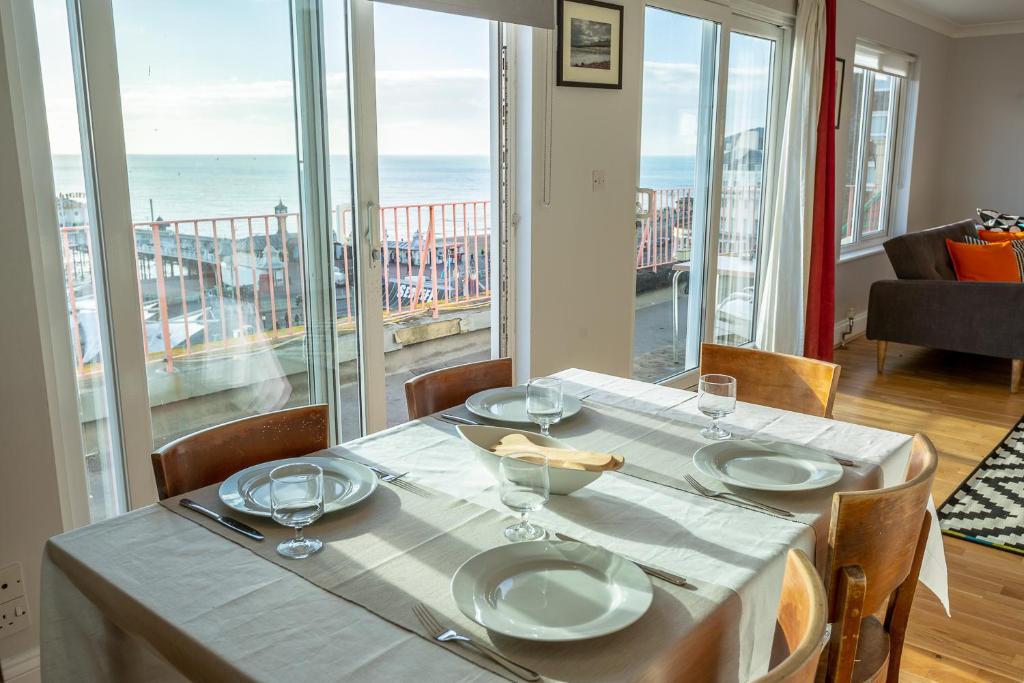 Pier Court Apartments Brighton room 3