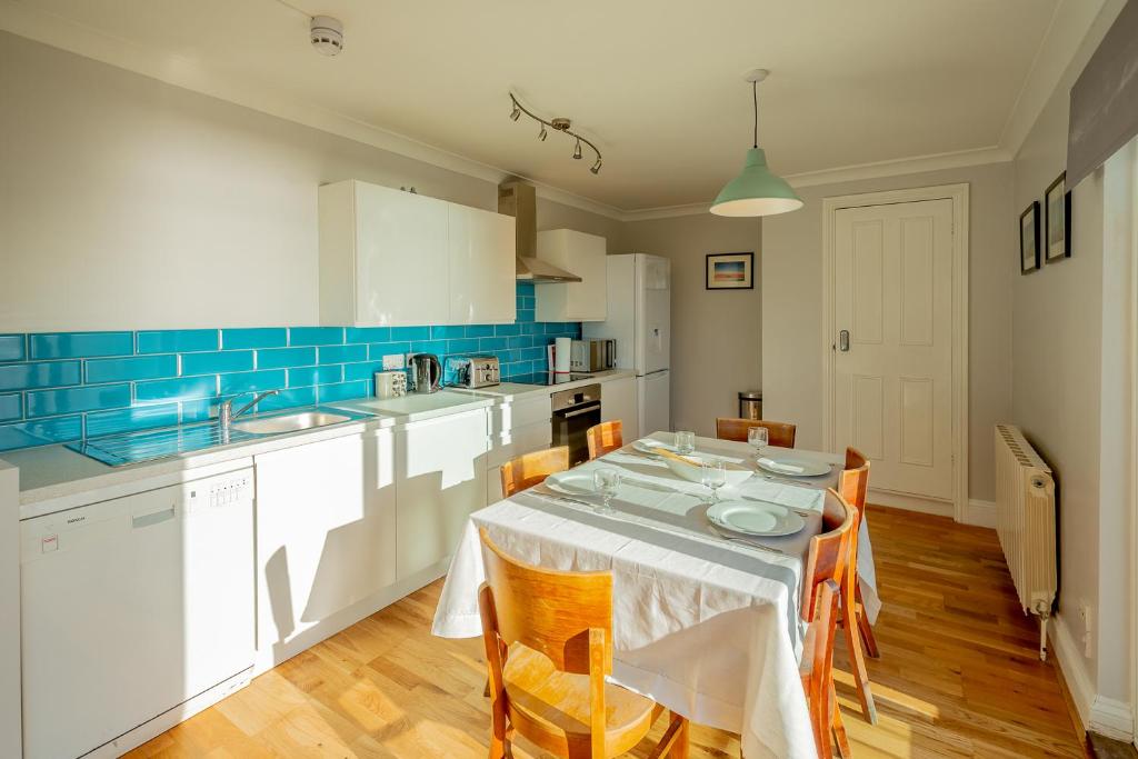 Pier Court Apartments Brighton room 4