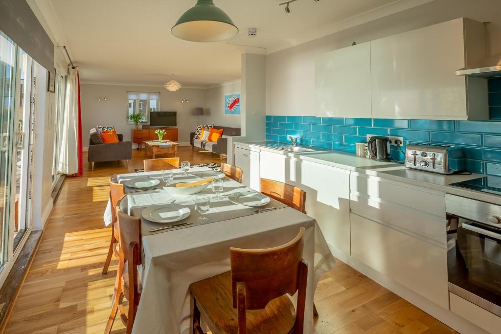Pier Court Apartments Brighton room 5